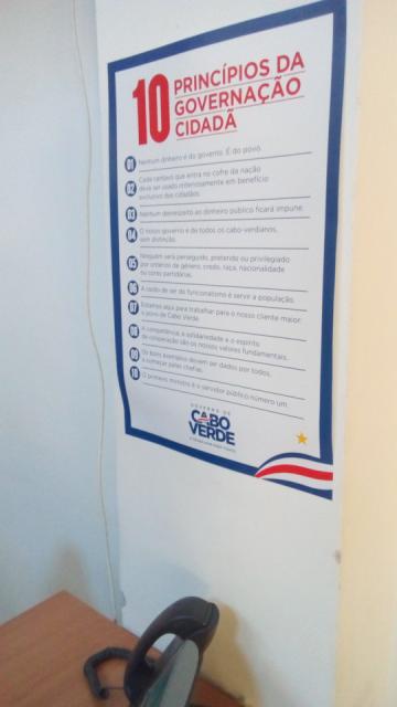 Cartaz numa parede branca, com o título "10 Princípios da Governação Cidadã"